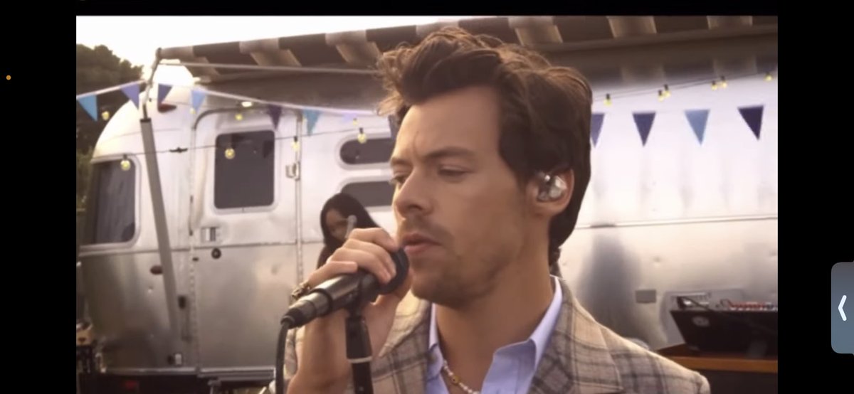 SusannahClark's tweet photo. is harry wearing an evil eye necklace i can’t tell https://t.co/awkGnCNBIM