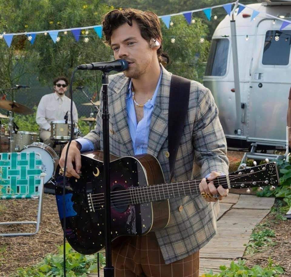 HarryBestPics4's tweet photo. Buen momento para pasarme una motosierra después de escuchar que Harry cambiará otra vez la letra de Golden por “Espero que un día pueda abrirme”
#Golden https://t.co/aVTOEXug2t
