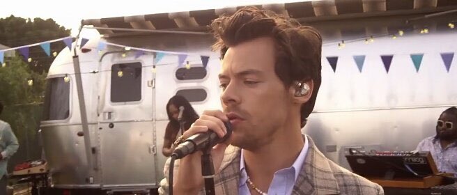 HarryBestPics4's tweet photo. La presentación de Adore You es tan increíble con el mismísimo Harry Styles https://t.co/PlKpfNPez4