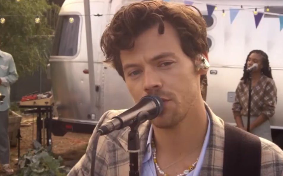 HarryBestPics4's tweet photo. La presentación de Adore You es tan increíble con el mismísimo Harry Styles https://t.co/PlKpfNPez4