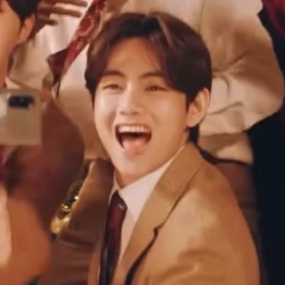 taeranni's tweet photo. Aparece la sonrisa de Kim taehyung.

Yo: Vivo por ella que me da
fuerza, valor y realidad
Para sentirme un poco vivo.. 🥺 https://t.co/2qbOmk3Ews