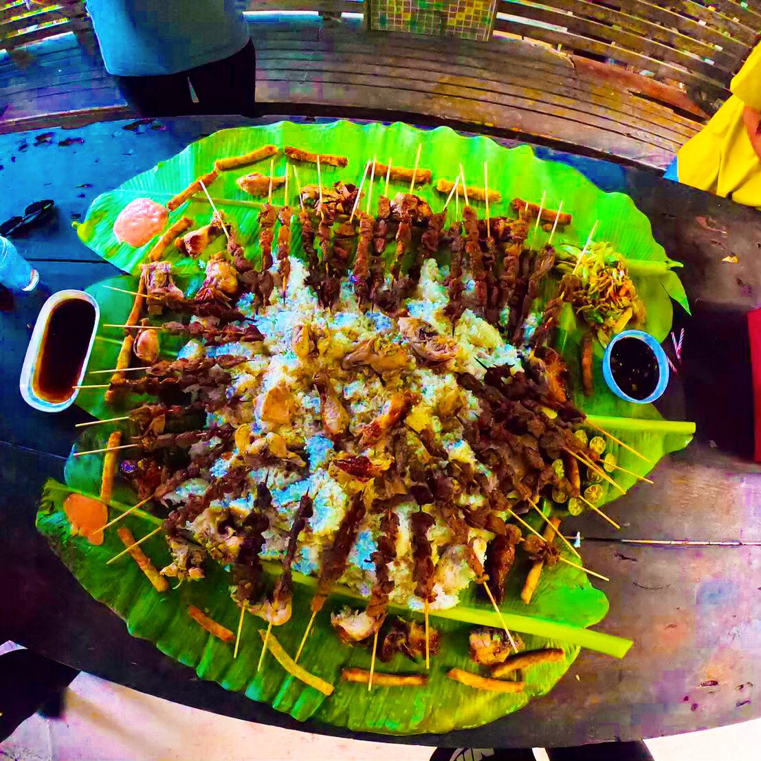 pina_talk's tweet photo. A boodle fight, in the context of Filipino culture, is the military practice of eating a meal.

In a Boodle Fight usually food are served on top of a table lined with banana leaves. Rice is placed in the middle and viands are either served on top or on the sides of the rice. https://t.co/2G0SYviH1l
