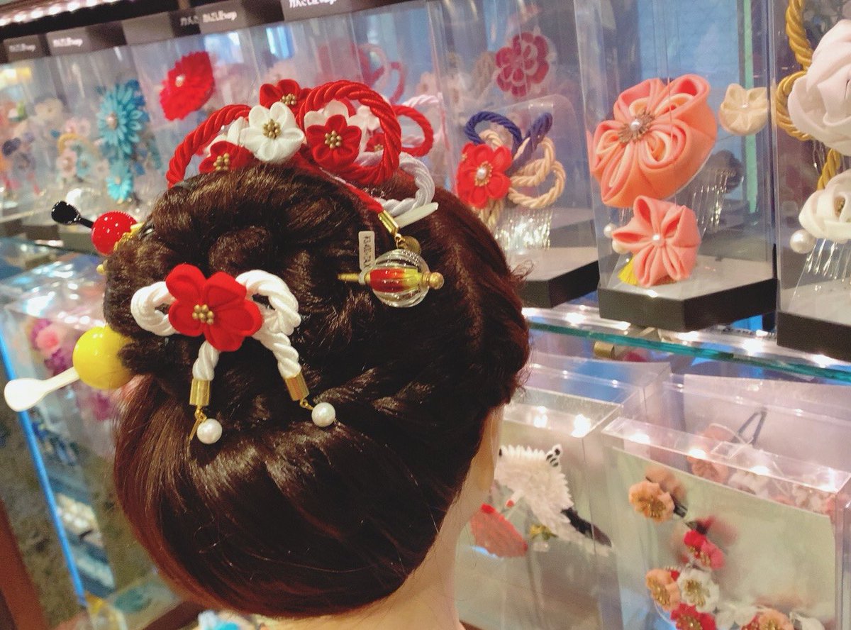 Wargo店舗販売スタッフ 名古屋大須the Ichi こんにちは 可愛いつまみ細工や花飾り簪がたくさん再入荷したので成人式にタイムスリップしたいメリーです 古典的なつまみ細工で日本髪風に結うのも 編み込みでふわふわに仕上げて花飾りを着けるの Wargo店舗販売スタッフ 名古屋大須the Ichi こんにちは 可愛いつまみ細工や花飾り簪がたくさん再入荷したので成人式にタイムスリップしたいメリーです 古典的なつまみ細工で日本髪風に結うのも 編み込みでふわふわに仕上げて花飾りを着けるの