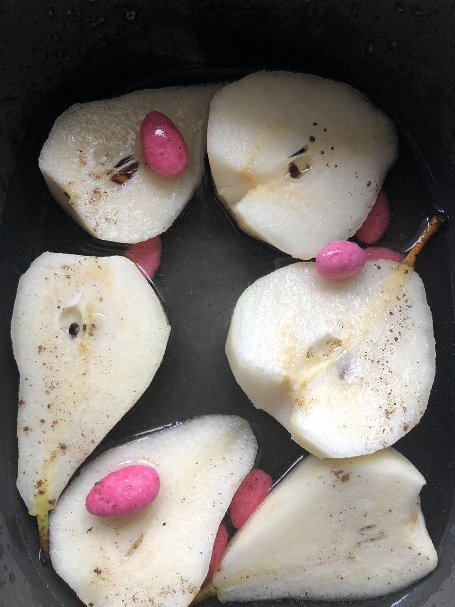 ideflore's tweet photo. Poires pochées au vin moelleux et pralines roses #inprogress #aufour #rendezvousdans1h https://t.co/62arA0g44v
