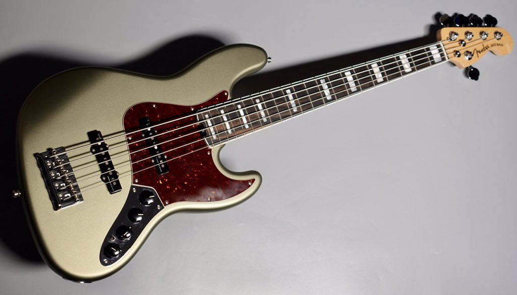 アクティブサーキット、エボニー指板、サテンフィニッシュを採用した