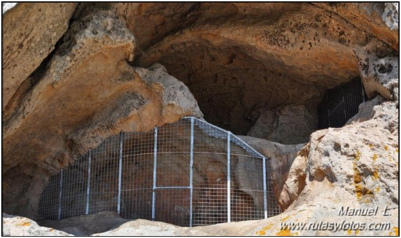 The shelter, which consists of two superimposed floors, contains red rock art (punctuation and lines) and two panels of engraved figurative motifs.