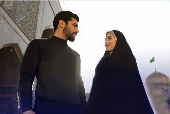 كيف لي أن لا أموت في حبكِ ...
وقلبكِ في زمن واحد .. صعبّ أنّ يتكررّ 
.
أنا وحيدةٌ في هذا العالم بدونكِ ..! 💙
أنتِ
يا طعم الحبّ في صدري بل أكثر