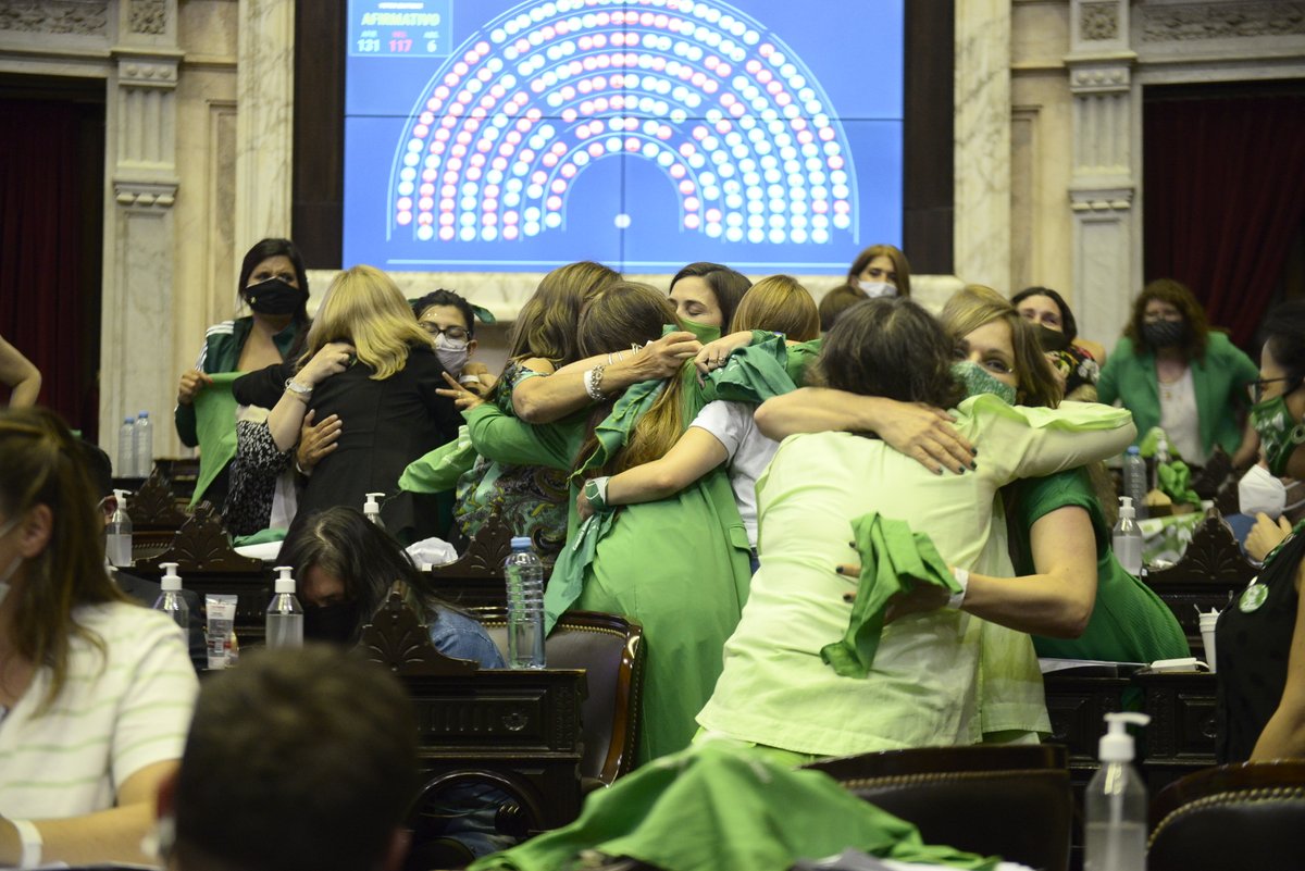 DiputadosAR's tweet photo. Con 131 votos afirmativos, 117 negativos y 6 abstenciones, se dio media sanción al proyecto de ley sobre regulación del acceso a la interrupción voluntaria del embarazo y a la atención postaborto.

#UniendoVoces🇦🇷 https://t.co/jEXlNlMPGc
