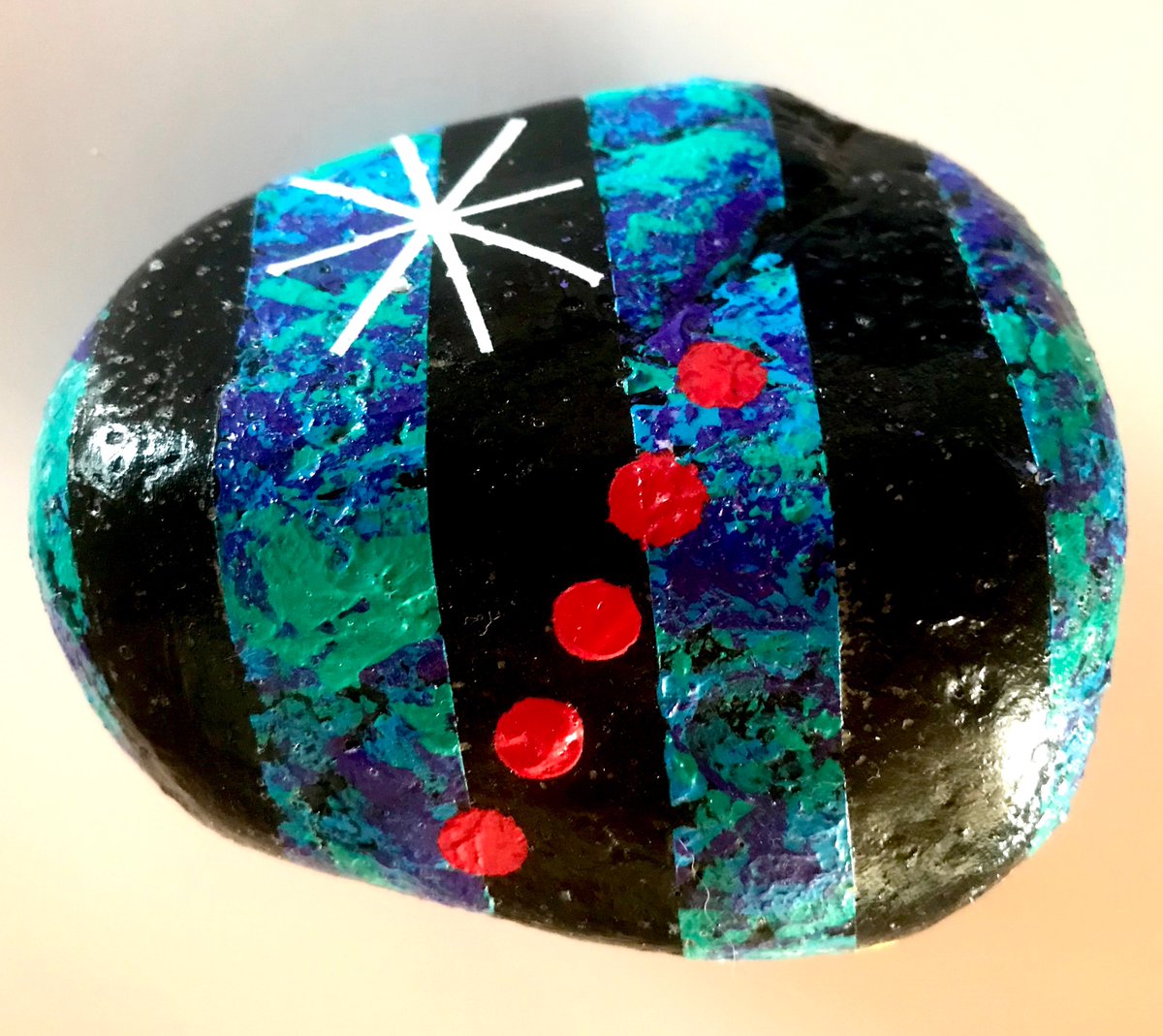 Quel cadeau que  celui d’offrir à des proches ou amis ‘’une pierre du cœur‘’ en signe de bonheur et de bonne fortune pour la nouvelle année mais elle peut aussi orner merveilleusement le dressing de votre table de Noël ou du Nouvel An. facebook.com/Heart-Stones-b…