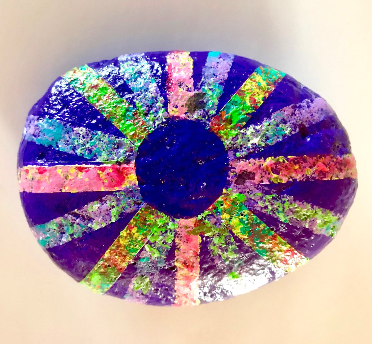 What a gift it is to present a “stone of hope” to close friends and family as a symbol of happiness and good fortune for the year to come, which could also beautifully decorate the setting of your Christmas or New Year’s table. facebook.com/Heart-Stones-b…