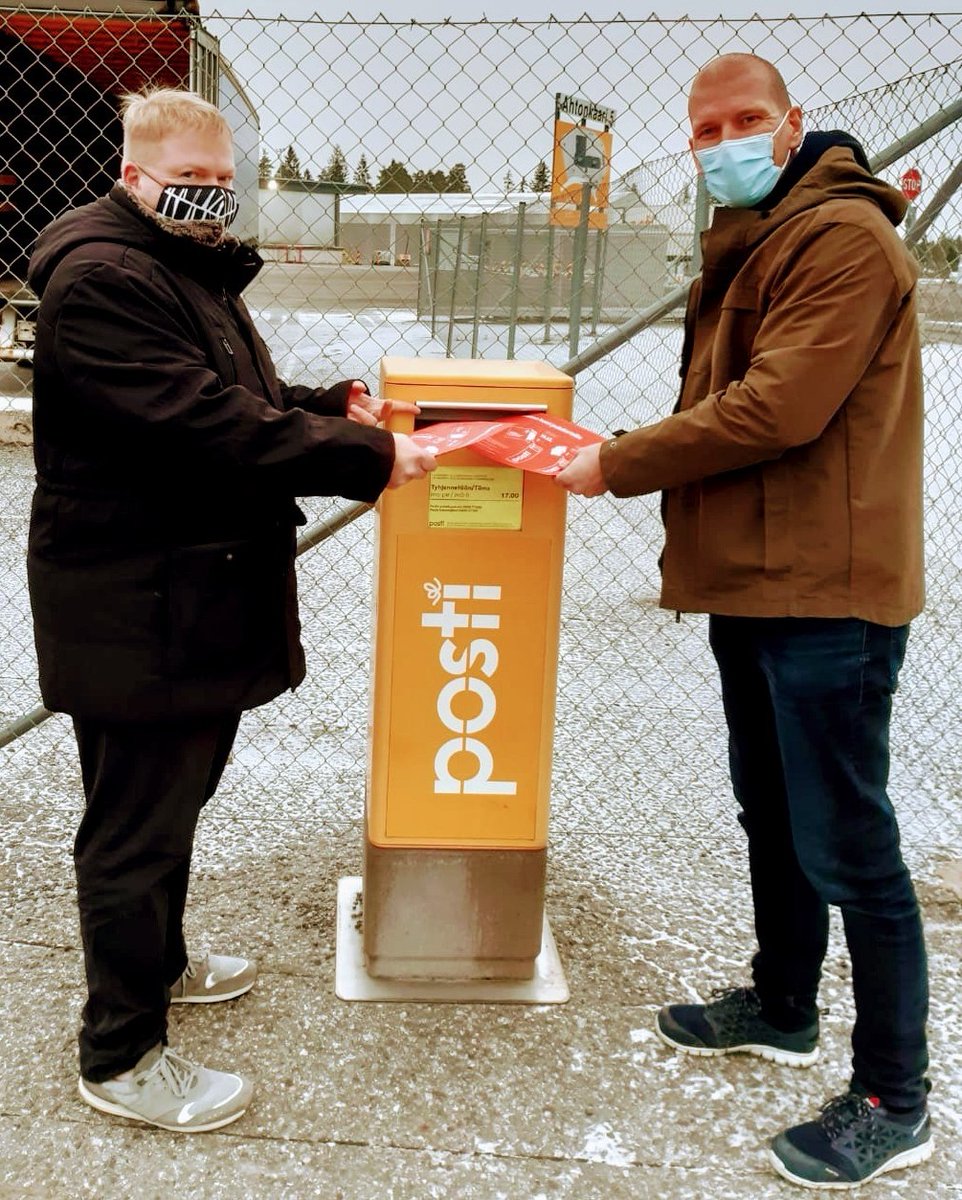 Miljoonia joulukortteja nyt liikkeellä! Arttu ja minä ehdittiin vielä kirjelaatikolle , maanantaina viimeinen lähetyspäivä punaisessa kuoressa.