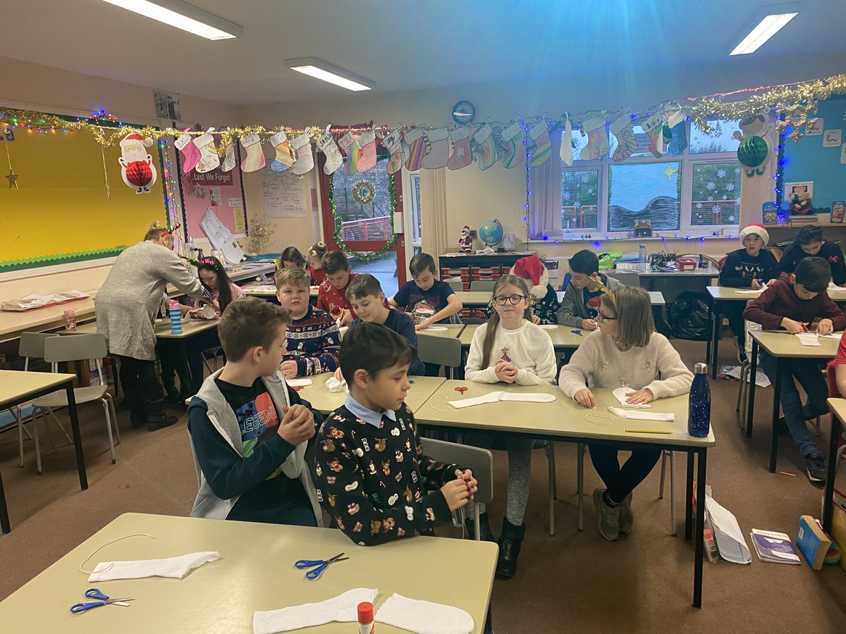 StAndrewsCoE's tweet photo. 6T in the process of making their sock snowmen 🎄⛄️can’t wait to see them finished✨ https://t.co/Zj6jU9a4A6