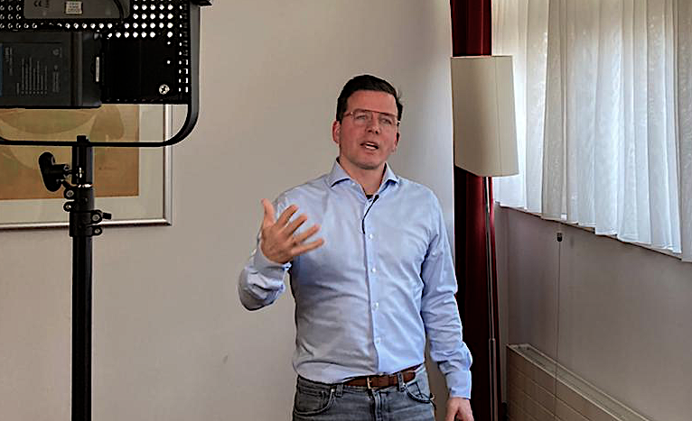 📺📹📰🗞️ Zojuist geïnterviewd over de mogelijkheden en risico's van deepfakes, look-a-like avatars en synthetische media. Door @ndcmediagroep <a href="/KoenMaree/">Koen Marée</a>. Volgende week staat de video online en een artikel in Dagblad van het Noorden. <a href="/dvhn_nl/">Dagblad van het Noorden</a>  Wordt gaaf denk ik.