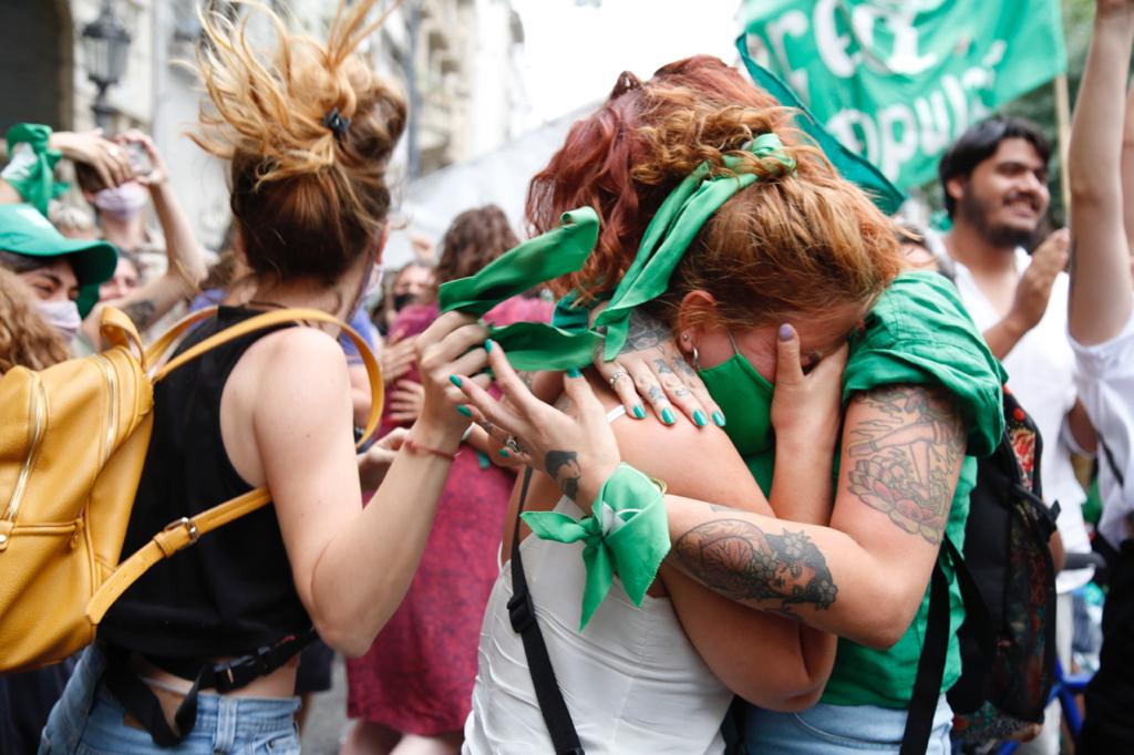 Hoy escribimos un nuevo capítulo en la historia. El proyecto de Ley de IVE que enviamos al Congreso y que reconoce los derechos de las mujeres y otras personas gestantes tiene media sanción. Me emociona este logro colectivo que es de todas, todes y todos 💚.
 
 #QueSeaLey