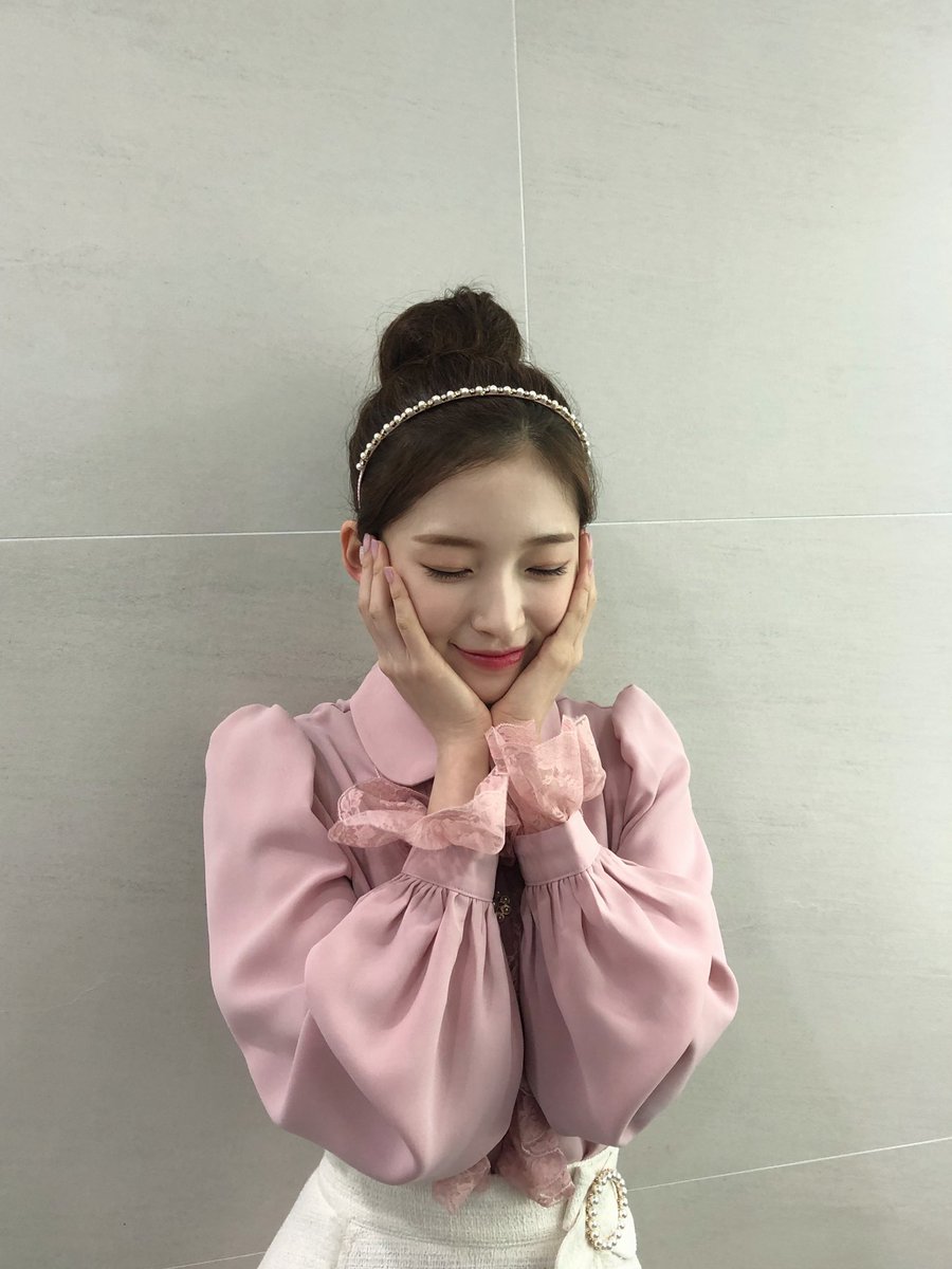 ___choiarin's tweet photo. Thank God, It's (Music Bank) Friday! 🌸 https://t.co/bI3qXw58c6