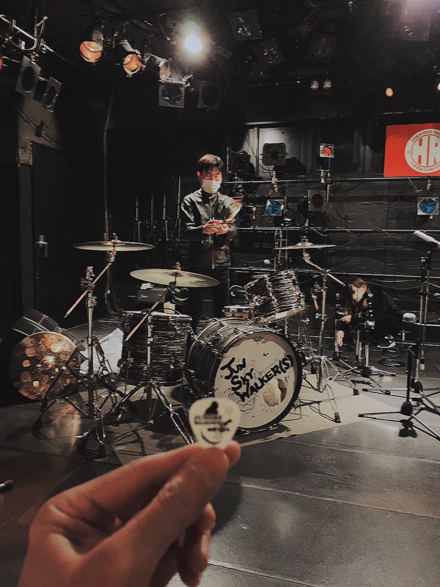 junkoba2010's tweet photo. サウンドチェック中！
配信チェック中のスタッフのスマホにも爆音が聴こえて来ました。
これ���楽しみな夜になりそうです。#JK10th https://t.co/uCz7l11eHS