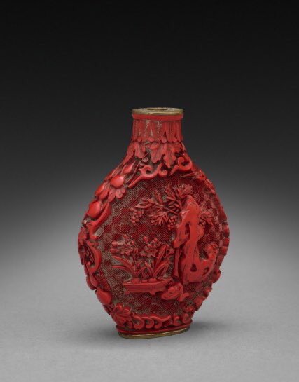 Snuff bottle with flowers in carved cinnabar lacquer. China, Qing dynasty (1644-1911), Qianlong mark.