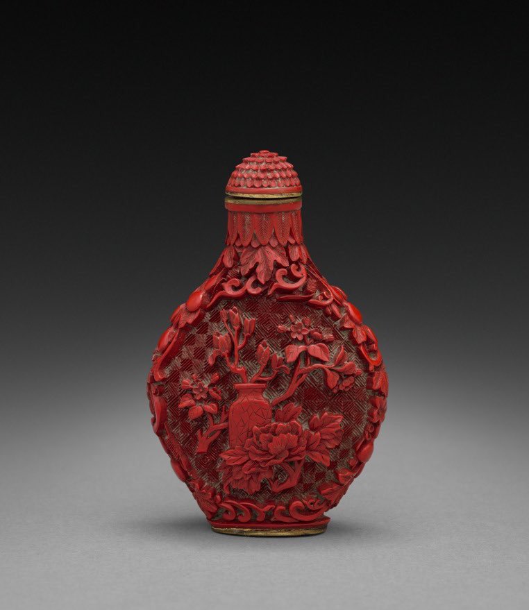 Snuff bottle with flowers in carved cinnabar lacquer. China, Qing dynasty (1644-1911), Qianlong mark.