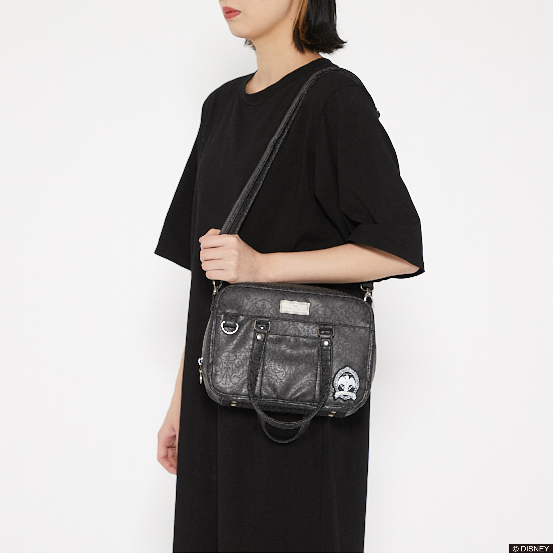R4g Official ディズニー ツイステッドワンダーランド Tw Shoulder Schoolbag ナイトレイブンカレッジの校章を配置したミニスクールバッグ クラッチサイズで通学バッグをファッションに昇華させたアイテム ご予約はこちらから T Co