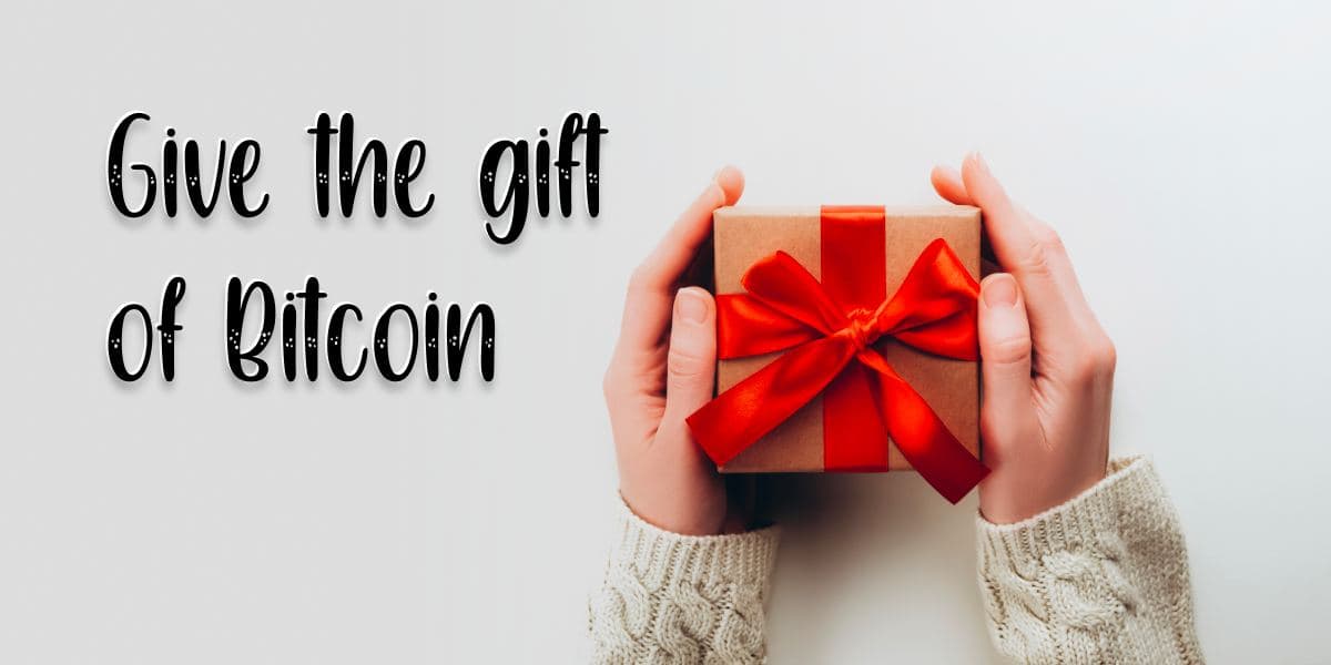 BitcoinCom's tweet photo. For 2 weeks, we're celebrating the holidays by giving away various prizes

20 $100 #BCH prizes &amp; one lucky Twitter follower will get a $1000 shareable #BCH link 

Keep an eye on Instagram, Youtube &amp; our newsletter for your chances to win! 

Read more: 
https://t.co/5PllZmnArO https://t.co/QnX4kxi9Jg