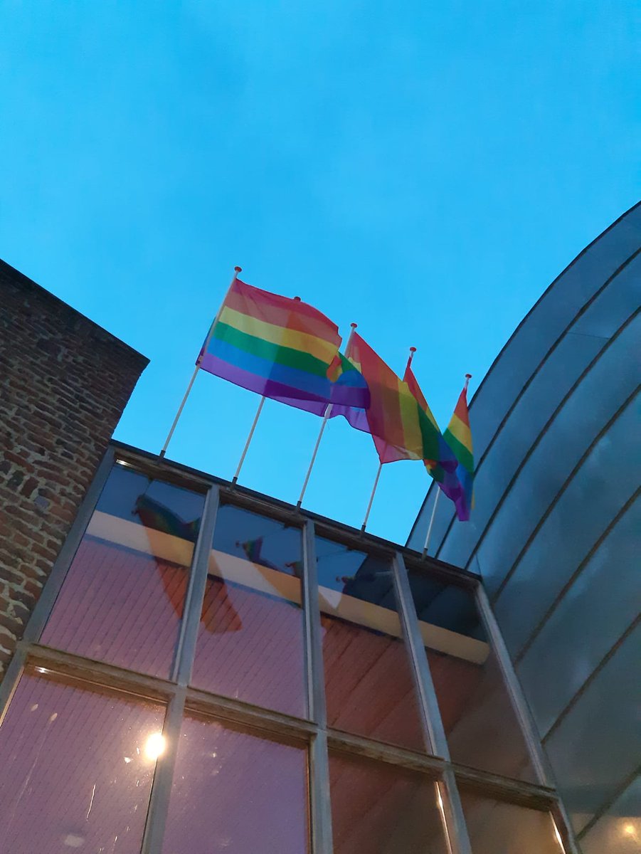 Regenboogvlaggen boven de school #PaarseVrijdag