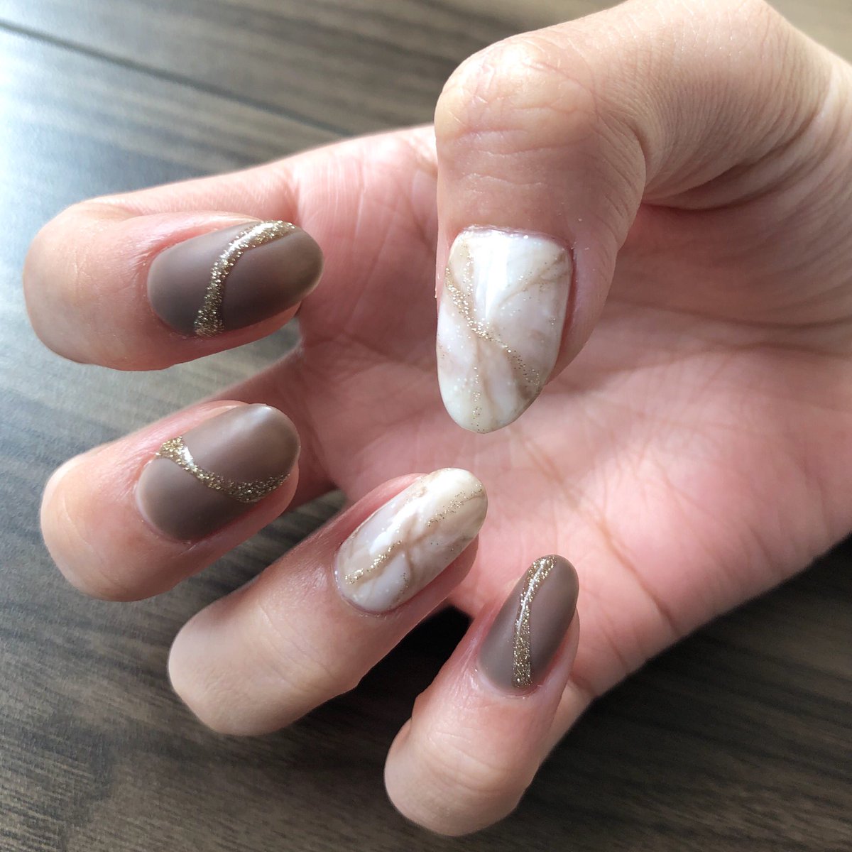 のまねいる シックな冬の大理石ネイル セリアのマットが有能すぎるヽ ノ 使用カラー Homeiウィークリージェル Ne 16 星くずのゴールドグリッター Ne 75 ヴィンテージの棚 Ne 112 はくちょう座 ジェルアング 乳白色 セリアshジェル