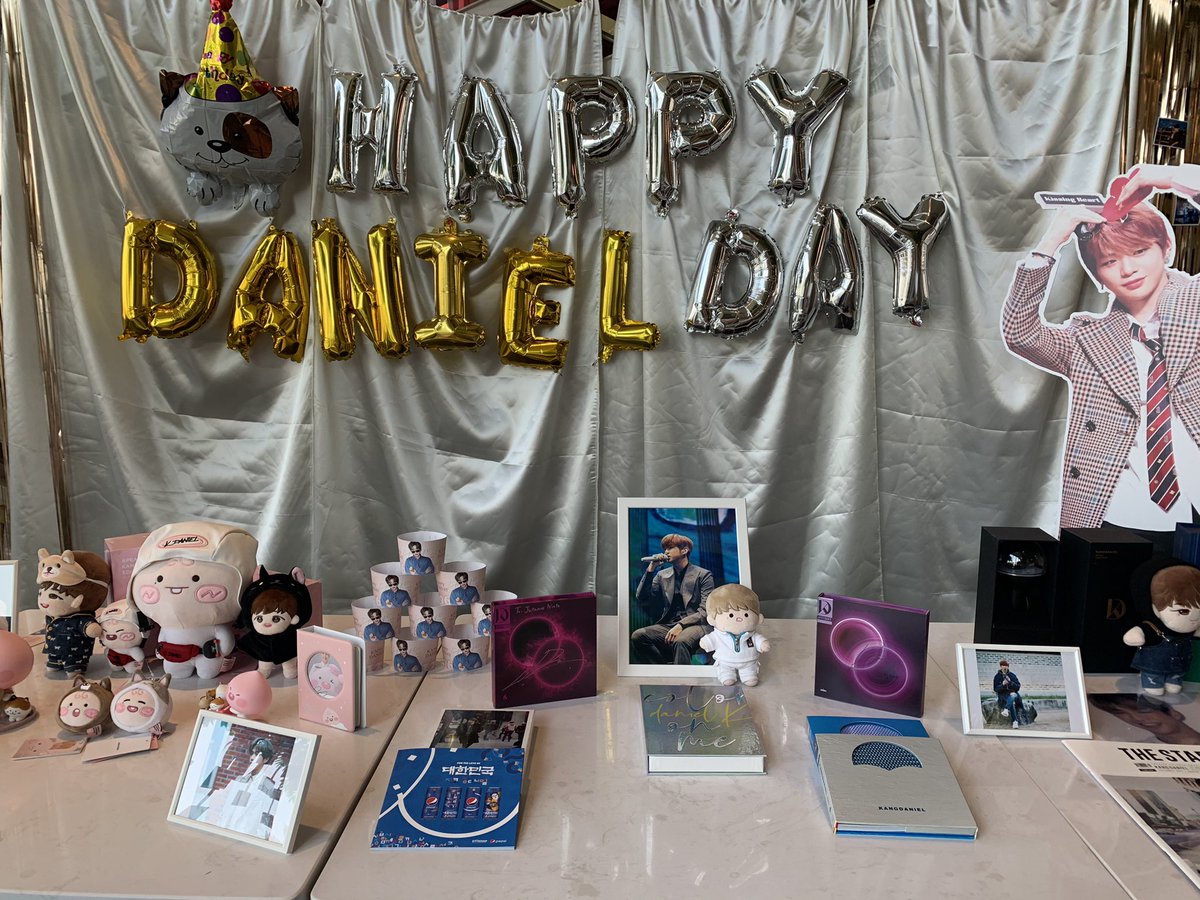 Colorof25thKDN's tweet photo. วันนี้จัดงานต่อถึง 19:00 นะคะ 
สามารถมาแวะรับ ของแจก
และมาถ่ายรูปภายในงานได้นะคะ 
ที่Lady nara Central embassy fl.6 
(BTS เพลินจิต ทางออก 5) 

#คังแดเนียล
#HappyDanielDay 
#Colorof25thwithKDN https://t.co/jcxDfCvbQg