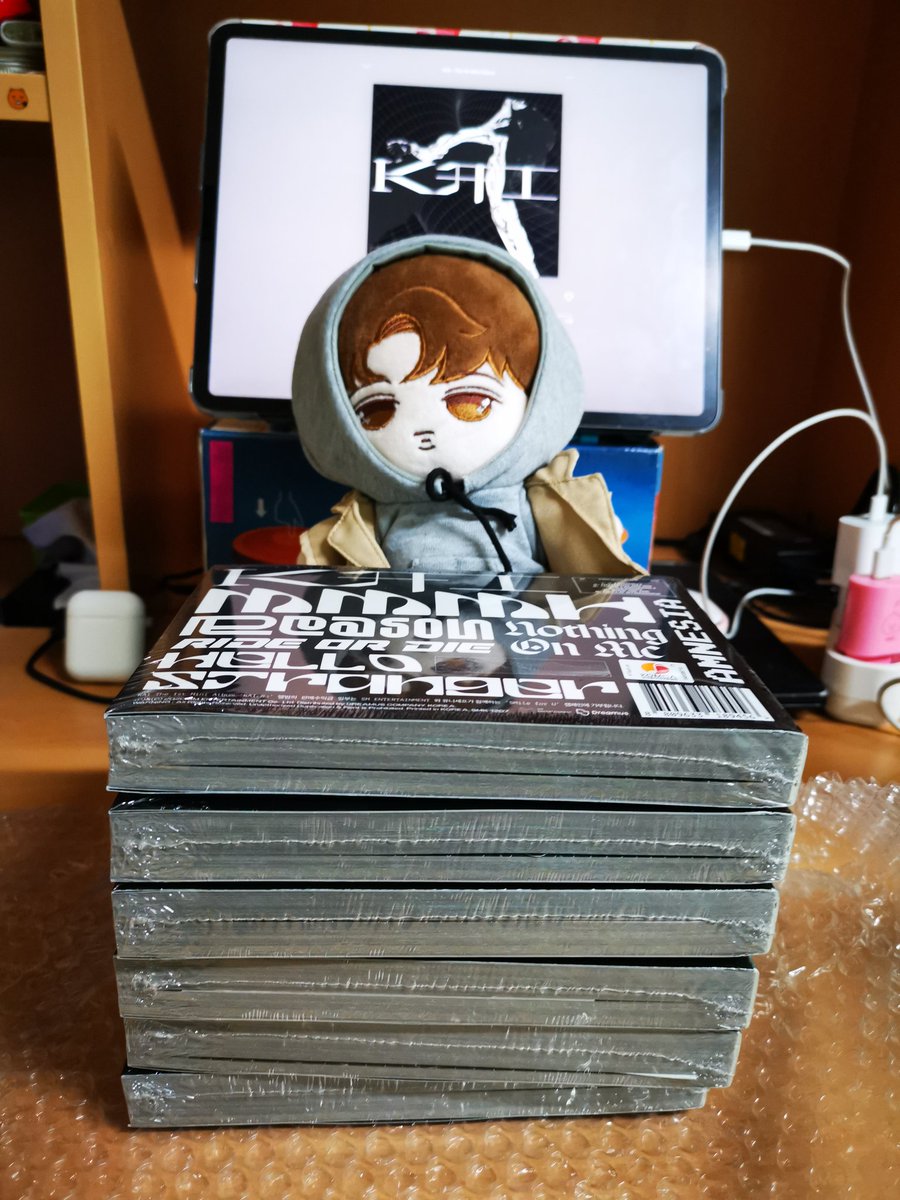 fnv9424's tweet photo. I RECEIVED MY FIRST BATCH OF KAI'S ALBUM AHHHH 😭😭😭💚💚💚💚💚 #카이에게 https://t.co/IgnOUvQrwC