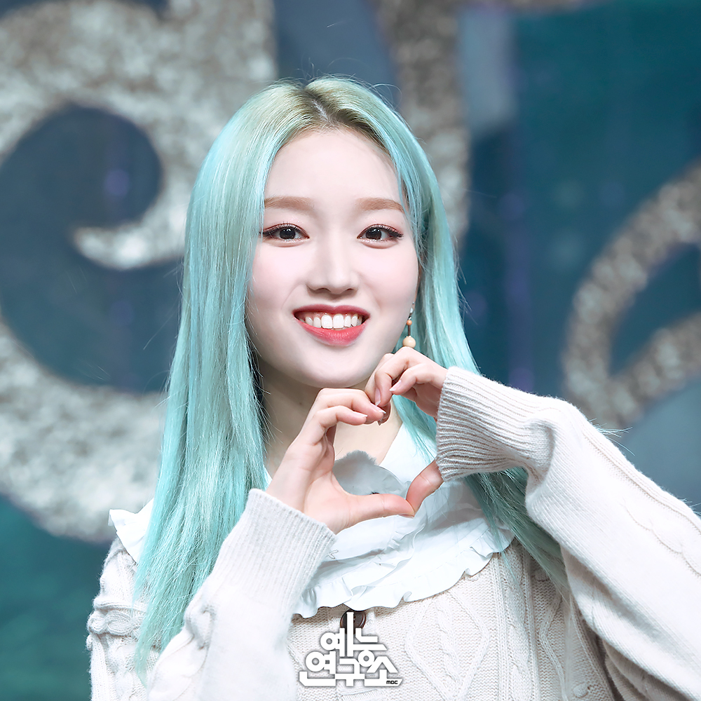 오랜만에 판정석에 스며온 🐧🦋 #복면가왕 오늘 오후 6시 20분! #LOONA #이달의소녀 #츄 #고원 @loonatheworld