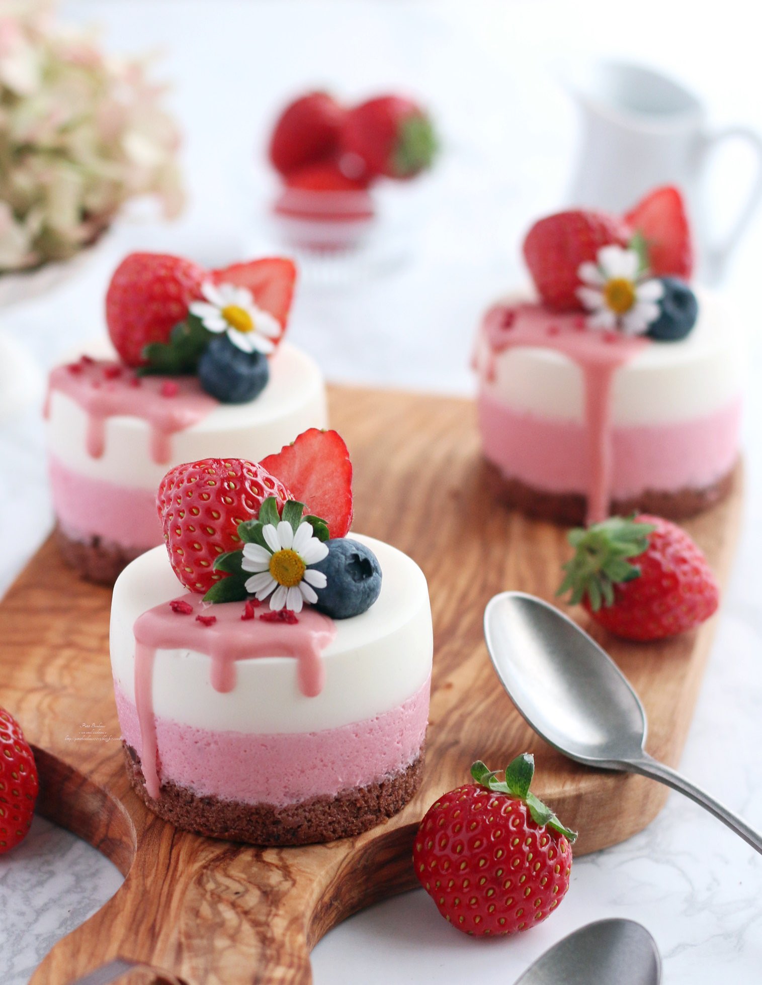 Petitbonheur Cookingゆき いちごとミルクヨーグルトのムース作りました ココアジェノワにガナッシュ いちごムースとミルクヨーグルトムースの構成 トップは苺グラサージュをたらり ん 苺好きにはたまらん 手作りケーキ ムースケーキ 手作り