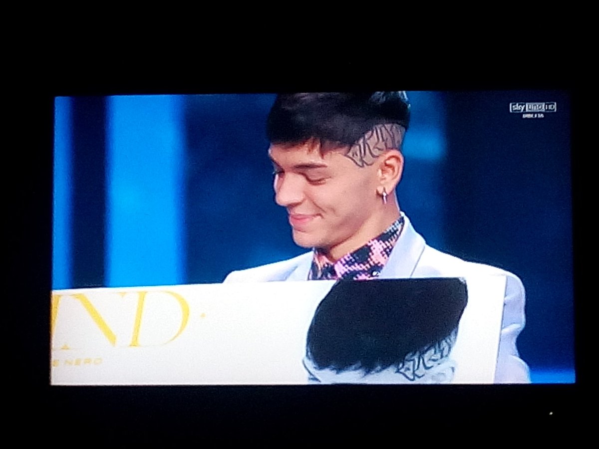 alessita_1994's tweet photo. Intanto Blind ha ottenuto il disco d'oro,che vale più di vincere X Factor
#Xfactor20 https://t.co/kyDZzXGWGw