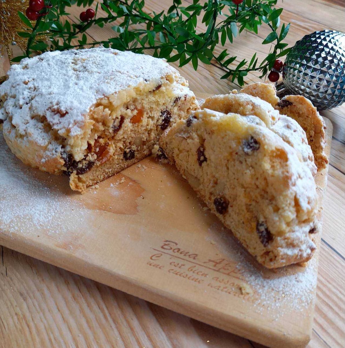Tasty Japan ホットケーキミックスでシュトーレン ボウルにバター40g 砂糖大3 卵1個 ヨーグルト大2 ホットケーキミックス150g くるみ30g ドライフルーツ70gを加えて混ぜ 楕円形に形を整え 180度のオーブンで 25分焼く 熱いうちに表面に溶かし Tasty Japan ホットケーキミックスでシュトーレン ボウルにバター40g 砂糖大3 卵1個 ヨーグルト大2 ホットケーキミックス150g くるみ30g ドライフルーツ70gを加えて混ぜ 楕円形に形を整え 180度のオーブンで 25分焼く 熱いうちに表面に溶かし