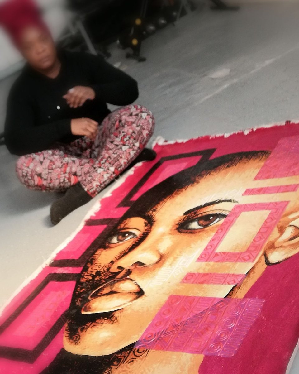 KhalaiJimaseArt's tweet image. I put my concentration face on when I’m varnishing. Large canvases are a pain to cover evenly. Varnish can be finnicky and tedious but I love the outcome! 
#khalaijimase #KJ  #africanart #art #ArtistOnTwitter