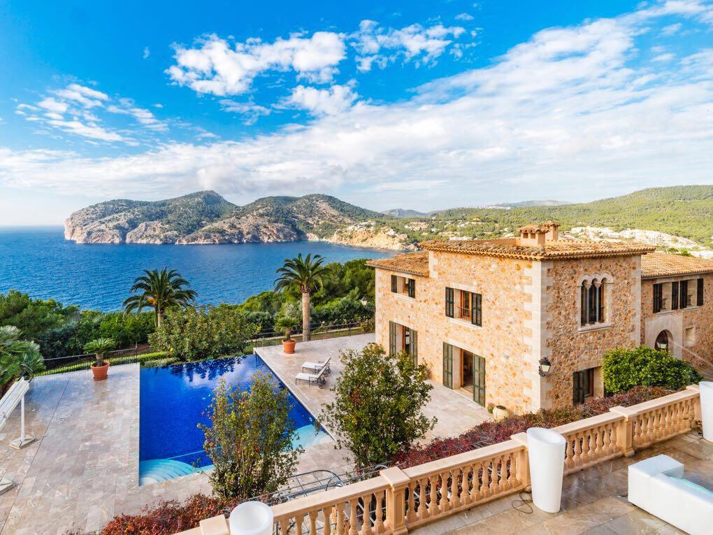 Explore 2020's most viewed overseas homes ☀️🏖️🍹

Take a look 👉 bit.ly/3m0Icmz