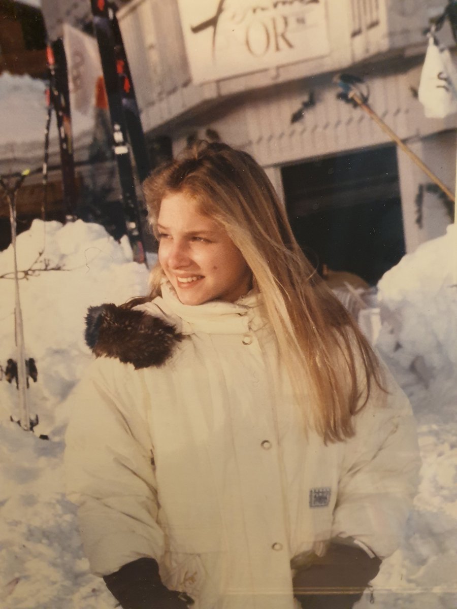 Sa dernière photo...
Solenn aurait 45ans aujourd'hui. Elle laisse toujours un grand vide mais la Maison qui porte son nom est là pour soulager la détresse de ses petites soeurs de souffrance.