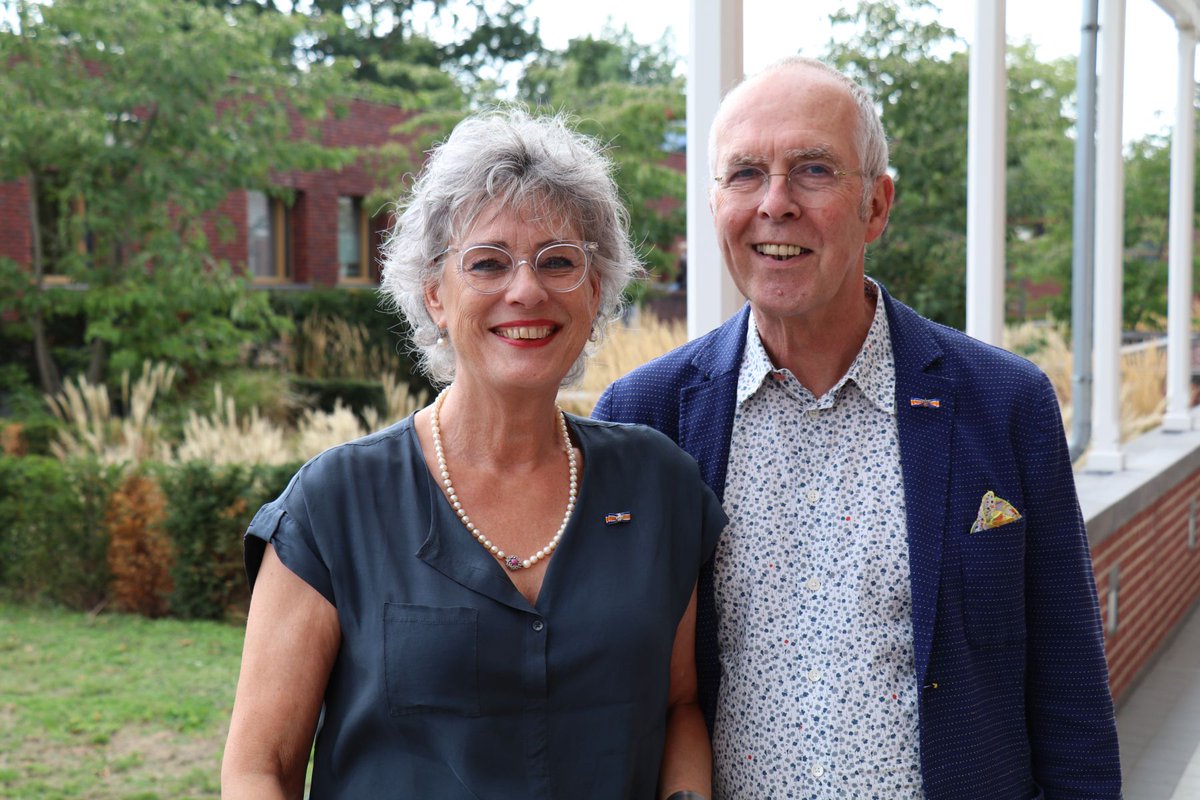 De oprichters van het Prader-Willi Fonds, Ingeborg Hoenders en Gertjan van den Beuken, stoppen na 18 jaar met hun werk. Samen met hen treden ook hun collega’s Boudewijn Bakker, Frank Bazelmans, Casper Berkhout en Giulia van den Beuken terug. Lees meer: prader-willi-fonds.nl/nieuws/opricht…