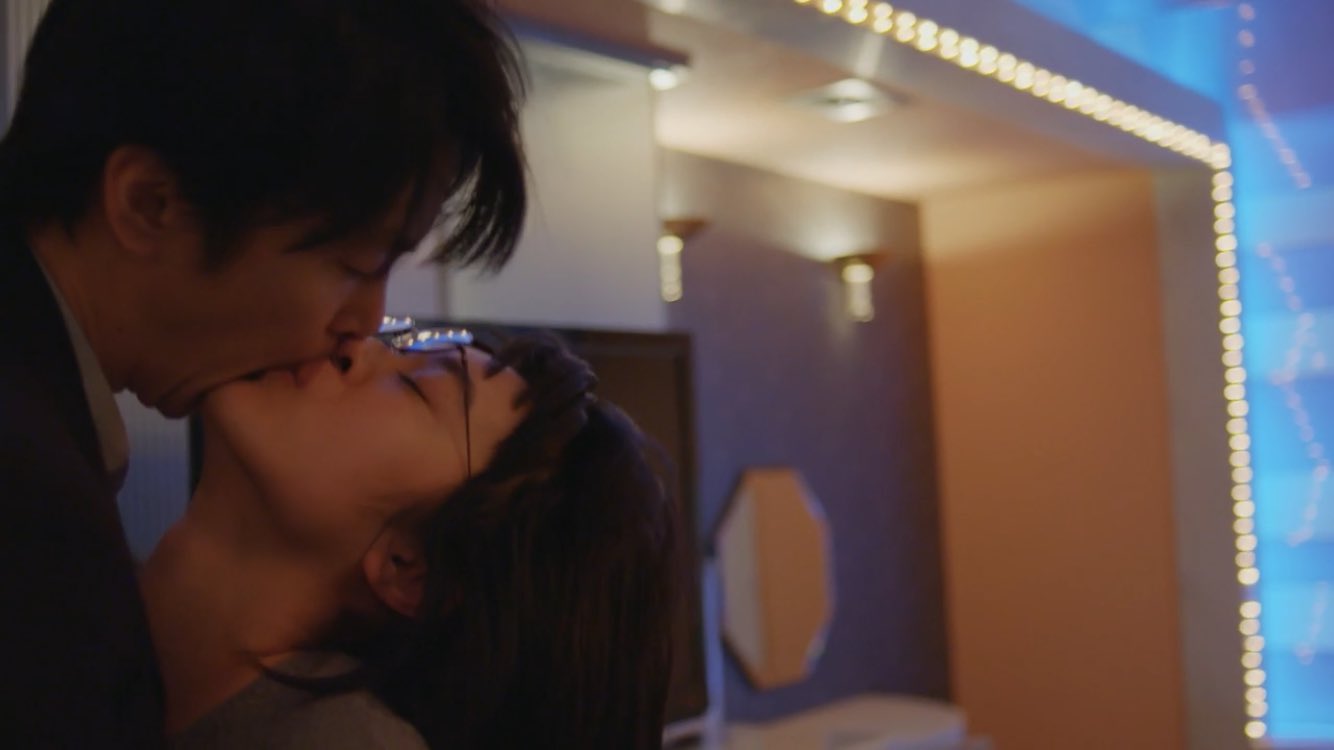 ヌゥ またちょっと際どいハセヒロさんのキスシーン画像ですみません ハセヒロさん 二重生活でもセーラー服でもキスシーンがちょっと過激で際どいけど ハセヒロさんが演じると上品な感じでとても素敵ですよね 長谷川博己 二重生活 セーラー服と