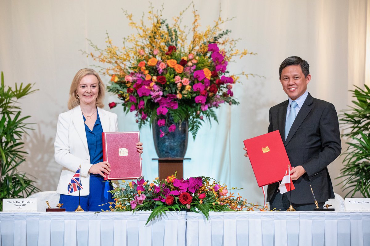 What a week for relations.  @tradegovuk Secretary of State  @trussliz and  @MTI_Sg Chan Chun Sing, signed the UK- Singapore Free Trade Agreement. This takes the UK closer to joining the CPTPP and kick-started Digital Economy Agreement negotiations. 1/6