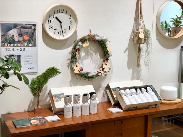 komons_jp's tweet photo. 【POP-UP＠カリモク60ららぽーと豊洲店にて開催中】

季節限定品のクロモジミストの他、レフィルなども含めた全商品を手に取ってみていただけます。
また、その場でお好みの商品を組み合わせてギフトセットをお作りすることも可能です。

お買い物などで近くにお越しの際はぜひお立ち寄りください☺️ https://t.co/4NTcH4Szi5