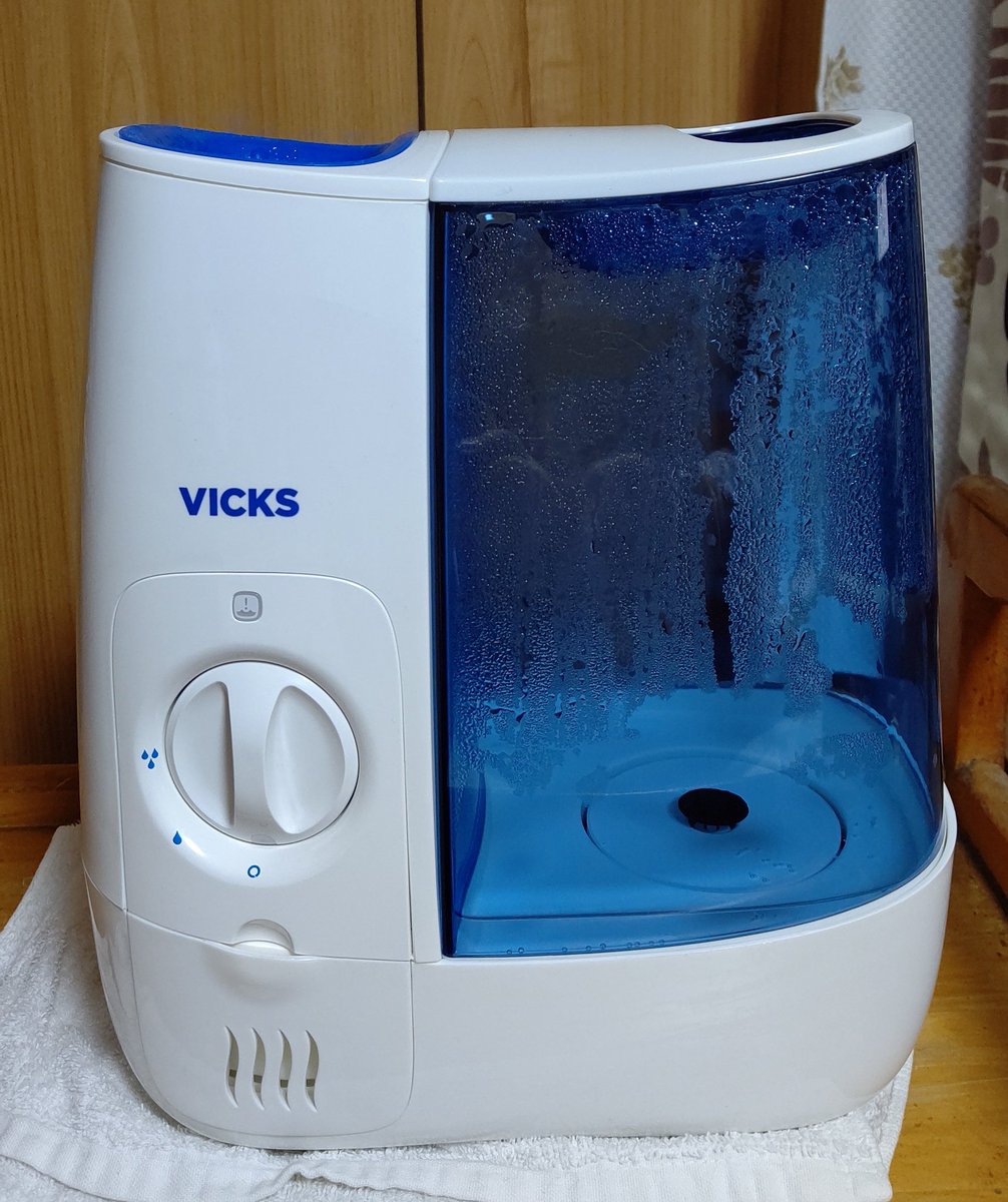 皐月 W 面白家電に弱い私の加湿器 はvicks のど飴とかヴェポラッブの会社 なんだけど スチームの威力高くて今のところ暖房代わりにもなってる アメリカ製品のシンプルさと加減のなさと多少の水漏れは可とするおおらかさがすごい 皐月 W 面白家電に弱い私の加湿器 はvicks のど飴とかヴェポラッブの会社 なんだけど スチームの威力高くて今のところ暖房代わりにもなってる アメリカ製品のシンプルさと加減のなさと多少の水漏れは可とするおおらかさがすごい