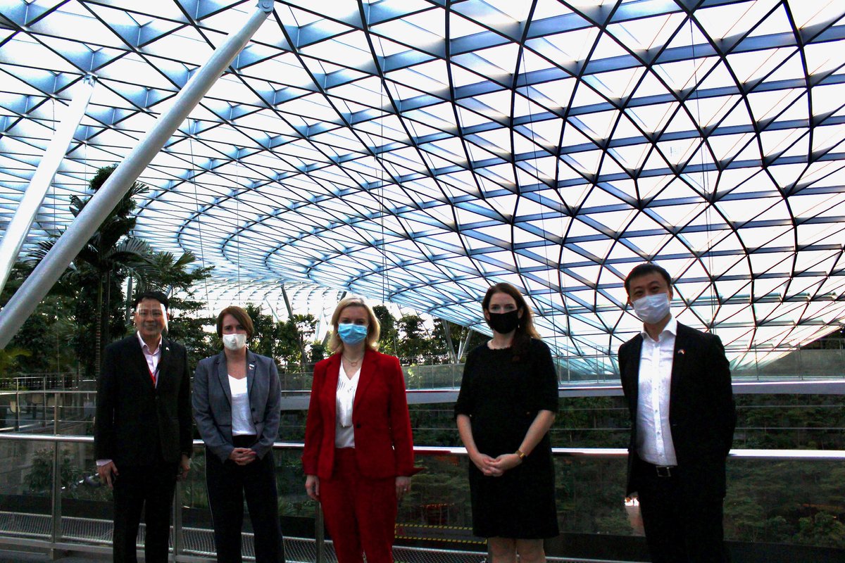 The visit wrapped up with a tour of Jewel Changi Airport, an icon of Singapore, where British design and engineering is fully showcased  #SGUKpartnership 6/6