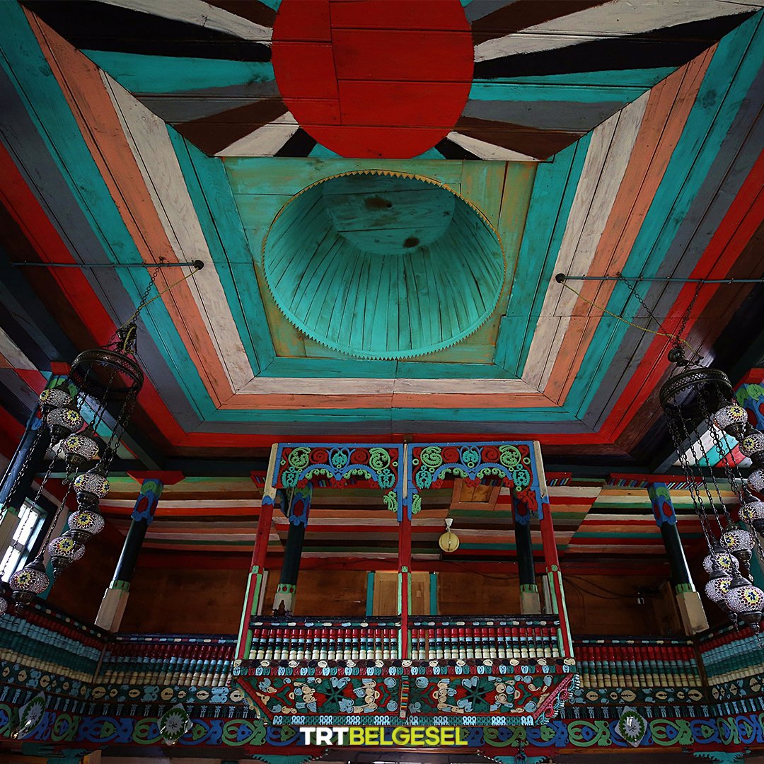 TRTBelgesel's tweet photo. Artvin'in Borçka ilçesine bağlı Maral Köyü'nde 1850 yılında inşa edilen İremit Camii, farklı renklerde kök boyaların kullanıldığı oyma ahşap süslemeleriyle dikkat çekiyor. 🕌
📸: Hakan Burak Altunöz, AA https://t.co/YnUlI0Phej
