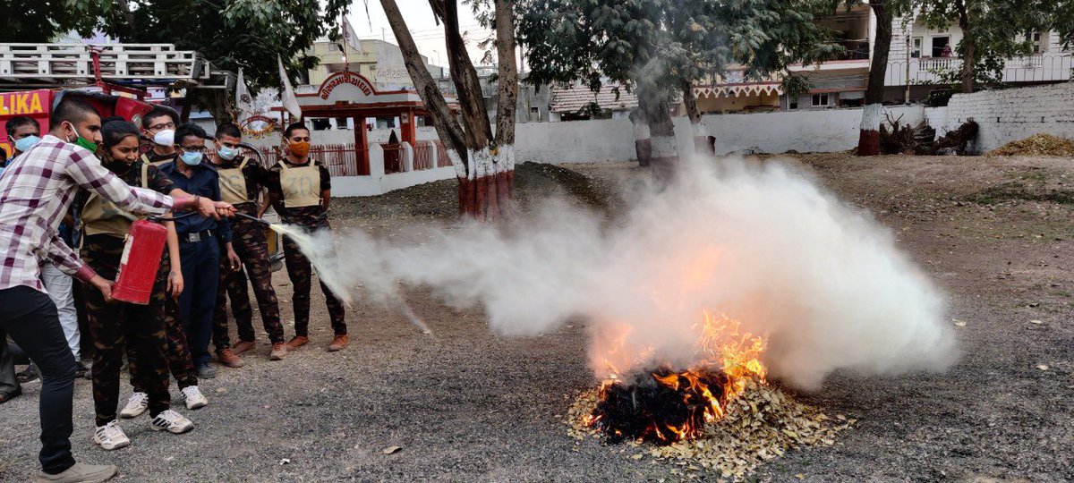 District Administration,Disaster Management Cell Morbi had   conducted,Disaster management training, Fire and 108 services demonstration for the newly recruited police constables at A-division, police parade ground Morbi.