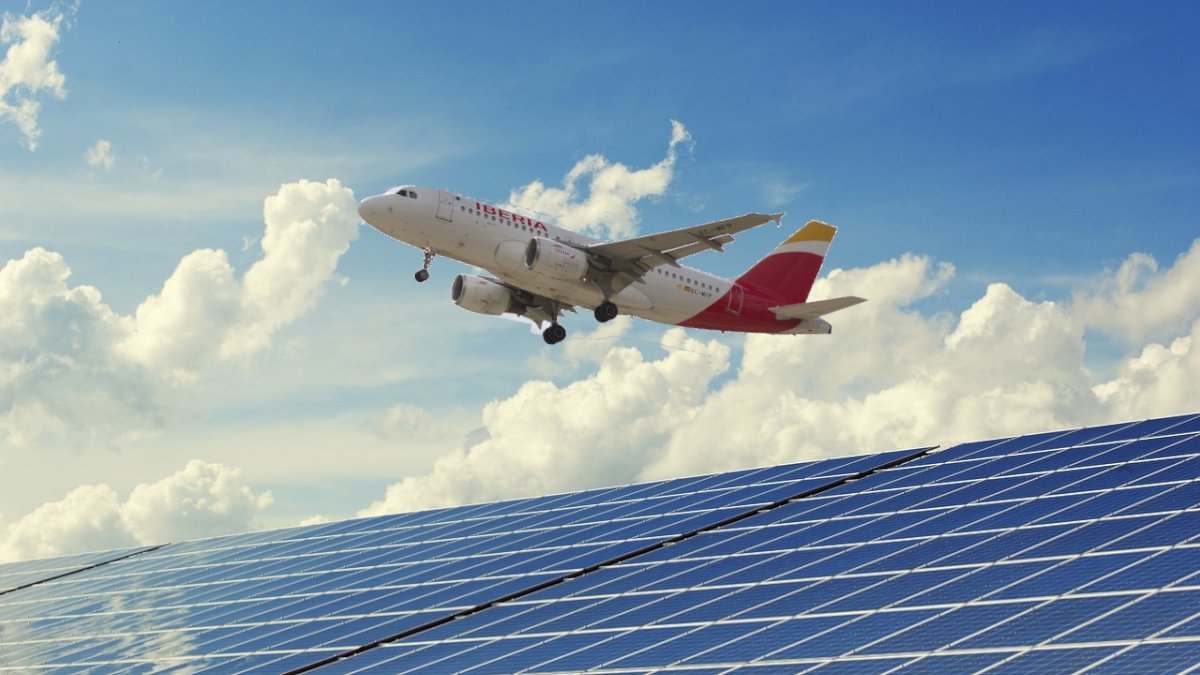 🟢 𝗔𝗘𝗡𝗔 pone en marcha en el #Aeropuerto de #Fuerteventura la primera de sus plantas solares ☀  #fotovoltaicas de #autoconsumo.

<a href="/aena/">Aena</a> <a href="/Grupo_Render/">GrupoRender</a> <a href="/GrupoortizCom/">Grupo Ortiz</a> 
➡ bit.ly/3m7Drra