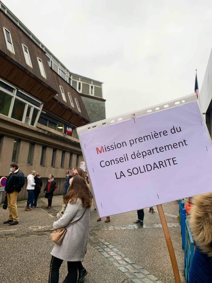 guillaumegarot's tweet image. La dernière grève remonte à... 24 ans ! C’est dire le malaise et la souffrance des agents de la Direction de solidarité de notre Département 53.
Face à la précarité grandissante, besoin de moyens humains sur le terrain, et de considération pour chacune et chacun. 
#soutien