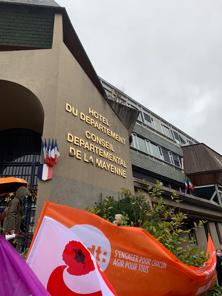 guillaumegarot's tweet image. La dernière grève remonte à... 24 ans ! C’est dire le malaise et la souffrance des agents de la Direction de solidarité de notre Département 53.
Face à la précarité grandissante, besoin de moyens humains sur le terrain, et de considération pour chacune et chacun. 
#soutien