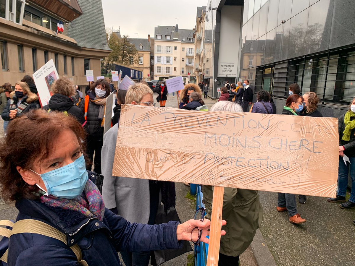 guillaumegarot's tweet image. La dernière grève remonte à... 24 ans ! C’est dire le malaise et la souffrance des agents de la Direction de solidarité de notre Département 53.
Face à la précarité grandissante, besoin de moyens humains sur le terrain, et de considération pour chacune et chacun. 
#soutien