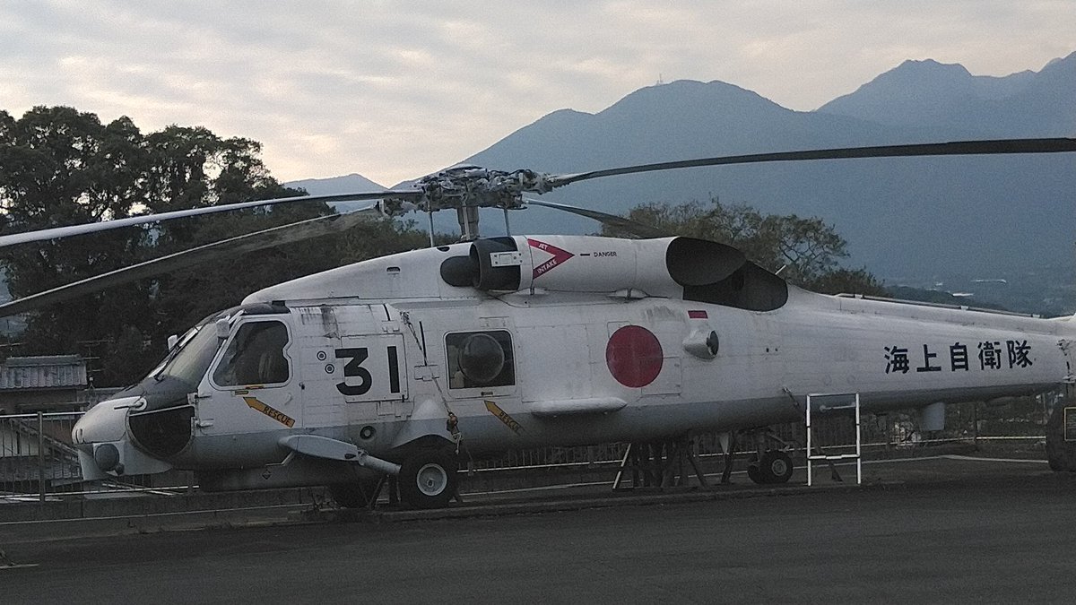 ヘリで買い物に来てるのかと 長崎の漬物屋さんに展示されている本物の自衛隊のヘリコプターの迫力がすごい Togetter ヘリで買い物に来てるのかと 長崎の漬物屋さんに展示されている本物の自衛隊のヘリコプターの迫力がすごい Togetter