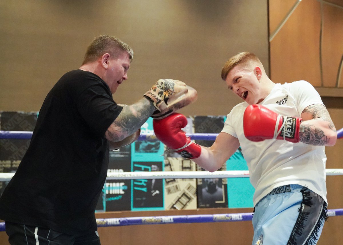 routeonephoto's tweet photo. Lots of laughter and smiles yesterday as @campbellhatton officially signed for @matchroomboxing alongside his father @rickyhitmanhatton and promoter @eddiehearn #matchroomboxing #hattonboxing https://t.co/tkLYeXq0qL