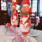 名古屋「カフェRosa薔薇館」の、ボリュームたっぷりのいちごパフェが美味しそう!